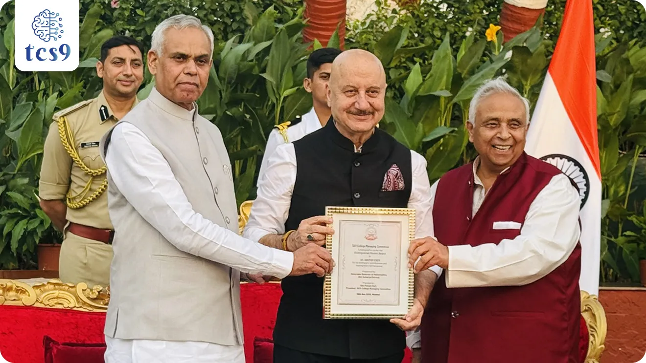 • शिमला येथील डीएव्ही पब्लिक स्कूलचे माजी विद्यार्थी असलेले प्रसिद्ध अभिनेते अनुपम खेर यांना आज राज्यपाल आचार्य देवव्रत यांच्या हस्ते डीएव्ही रत्न पुरस्काराने सन्मानित करण्यात आले.