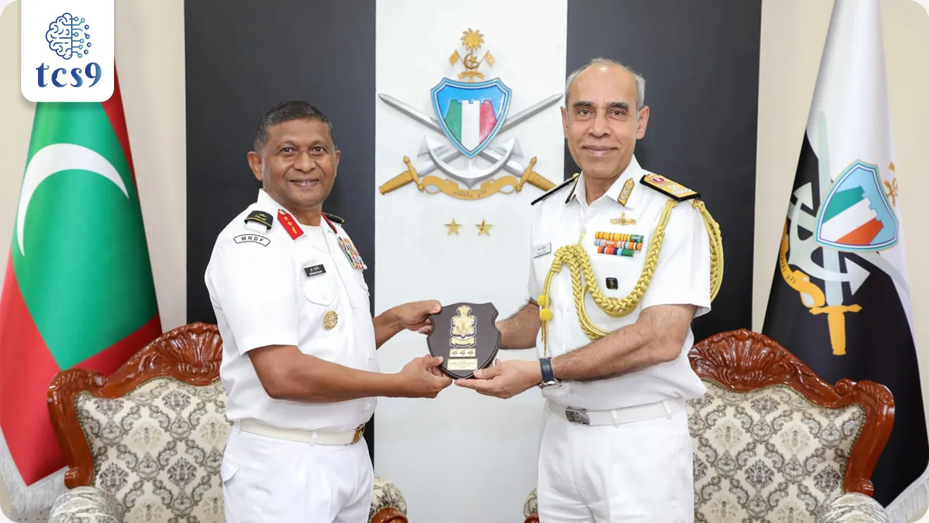 • भारतीय नौदलाचे उप-नौदल प्रमुख (Deputy Chief of the Naval Staff - DCNS) मालदीवच्या अधिकृत दौऱ्यावर असून, तेथे आयोजित भारत–मालदीव संयुक्त सागरी सराव ‘एकाथा 2025’च्या समारोप समारंभात सहभागी झाले.

‘एकाथा’ सराव म्हणजे काय ? 
• ‘एकाथा’ हा भारतीय नौदल आणि मालदीव नॅशनल डिफेन्स फोर्स (MNDF) यांच्यातील वार्षिक द्विपक्षीय सागरी सराव आहे.
• पहिला सराव : या सरावाची सुरुवात 2017 साली करण्यात आली.
• उद्देश : दोन्ही देशांमधील सागरी सहकार्य आणि समन्वय वाढवणे हा यामागील मुख्य उद्देश आहे.
• ‘एकाथा 2025’ ही या सरावाची 8 वी आवृत्ती होती.

‘एकाथा’ सरावाचे प्रमुख उद्दिष्ट : 
• सागरी आणि किनारी भागातील (littoral) संयुक्त कारवायांमध्ये कार्यक्षम समन्वय साधणे.
• प्रादेशिक सागरी सुरक्षेशी संबंधित सामायिक आव्हानांना तोंड देण्याची क्षमता वाढवणे.
• दोन्ही नौदलांमधील व्यावसायिक समज आणि परस्पर विश्वास बळकट करणे.

‘एकाथा’ सरावाचे धोरणात्मक महत्त्व : 
• हा सराव भारताच्या MAHASAGAR (Mutual and Holistic Advancement for Security and Growth for All in the Region) या दृष्टिकोनाशी सुसंगत आहे.
• तसेच भारताच्या  ‘शेजारी प्रथम' (‘Neighbourhood First’ policy) या मोहिमेला बळकटी देतो.
• हिंद महासागर क्षेत्रातील सुरक्षा व स्थैर्य वाढवण्यासाठी हा सराव महत्त्वाचा मानला जातो.