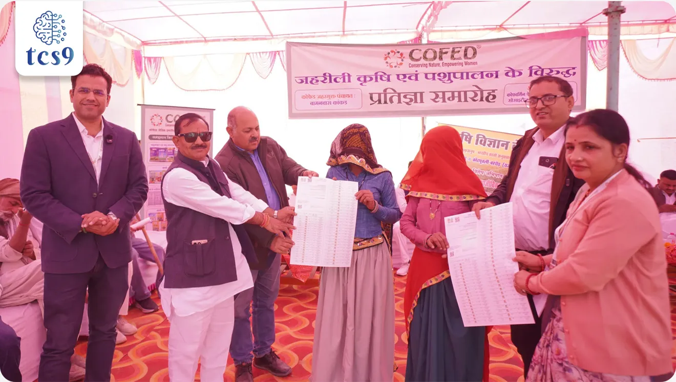 बातमी काय ?
• राजस्थानमधील कोटपूतली–बहरोड जिल्ह्यातील बामनवास कांकर ग्रामपंचायत ही राज्यातील पहिली पूर्णतः सेंद्रिय (fully organic) म्हणून प्रमाणित ग्रामपंचायत ठरली आहे.

पहिली पूर्णतः सेंद्रिय (fully organic) प्रमाणित ग्रामपंचायती बद्दल परीक्षेसाठी IMP वनलाईनर पॉईंट्स : 

• राजस्थानमधील बामनवास कांकर ग्रामपंचायतीने स्वतःहून निर्णय घेऊन 100% सेंद्रिय शेती (organic farming) आणि पर्यावरणपूरक पशुपालन स्वीकारले आहे.
• बामनवास कांकर या ग्रामपंचायतीने सर्व शेती व पशुपालन पद्धतींमधून रासायनिक खते, कीटकनाशके आणि कृत्रिम घटक पूर्णपणे बंद करण्याचा निर्णय घेतला आहे.
• ही घटना भारतातील रासायनिक-मुक्त व शाश्वत शेतीकडे होणाऱ्या तळागाळातील बदलाचे महत्त्वपूर्ण उदाहरण मानली जाते.

या उपक्रमाचे उद्दिष्टे कोणते ?
• शेतीमधील रासायनिक अवलंबित्व कमी करणे,
• शेती-परिसंस्था पुनर्जीवित करणेआणि 
• शेतकऱ्यांचे उत्पन्न व आरोग्य सुधारणे हा आहे. - हे या उपक्रमाचे मुख्य उद्दिष्टे आहेत.

कांकर ग्रामपंचायतीचा हा उपक्रम विशेष का मानला जातो ?
• हा बदल कोणत्याही वरून लादलेल्या सरकारी आदेशामुळे नसून, तो ग्रामसभेतील सामूहिक निर्णयातून (community-led transition) झाला आहे.
• म्हणजेच, हा उपक्रम bottom-up governance चे आणि स्थानिक स्वराज्य संस्थांच्या सक्रिय भूमिकेचे उत्तम उदाहरण आहे.

बामनवास कांकर पंचायतची ठळक वैशिष्ट्ये :
• बामनवास कांकर ग्रामपंचायत सात लहान वाड्यांनी (hamlets) बनलेली आहे.
• येथे सर्व पिके रासायनिक खतांशिवाय व कीटकनाशकांशिवाय घेतली जातात,
• तर पशुपालन आरोग्यदायी व पर्यावरणपूरक मानकांनुसार केले जाते.
• या संपूर्ण प्रक्रियेला Cofarmin Federation of Organic Societies and Producer Companies (COFED) या संस्थेचे तांत्रिक व संस्थात्मक पाठबळ मिळाले आहे.
• COFED कडून प्रमाणन, डेटा संकलन आणि बाजारपेठेशी जोडणी (market linkage) यामध्ये मदत केली जाते.

शेतकऱ्यांना प्रत्यक्ष लाभ कसा होतो ?
• सेंद्रिय प्रमाणनामुळे शेतकऱ्यांना प्रीमियम बाजारपेठांमध्ये प्रवेश मिळतो आणि
• महागडी रासायनिक खते व कीटकनाशकांवरील खर्च कमी होतो.
• यामुळे शेतकऱ्यांचे इनपुट खर्च घटतात आणि दीर्घकालीन उत्पन्नात स्थैर्य येते.

पर्यावरण व सार्वजनिक आरोग्याच्या दृष्टीने महत्त्व :
• रासायनिक-मुक्त शेतीमुळे मातीची सुपीकता वाढते आणि
• भूजल पातळीवरील ताण कमी होतो.
• तसेच, शेतकरी व ग्राहक विषारी कृषी-रसायनांच्या संपर्कातून मुक्त होतात.
• या भागात उपयुक्त कीटक आणि मातीतील सूक्ष्मजीवांची संख्या वाढत असल्याने जैवविविधतेला चालना मिळते.


🔑 परीक्षेच्या दृष्टीने IMP रिव्हिजन पॉईंट्स :
• बामनवास कांकर = राजस्थानची पहिली पूर्णतः सेंद्रिय ग्रामपंचायत
• जिल्हा = कोटपूतली–बहरोड
• स्वरूप = 100% organic farming + eco-friendly पशुपालन
• उपक्रमाचा प्रकार = community-led (bottom-up)
• संस्थात्मक पाठबळ = COFED
• फायदे = माती-पाणी सुधारणा, कमी खर्च, चांगले दर