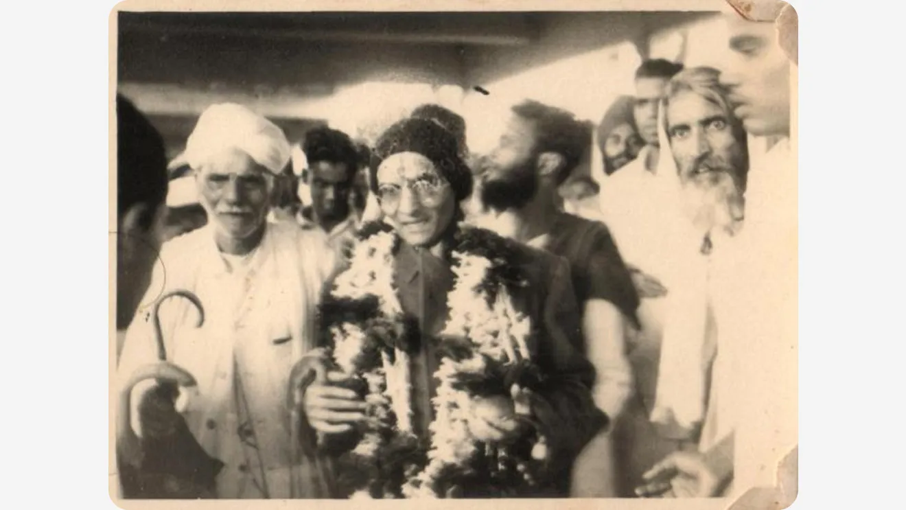 • १९०९ मध्ये मोर्ले-मिंटो सुधारणांविरुद्ध सशस्त्र बंडाचा कट रचल्याच्या आरोपाखाली स्वातंत्र्यवीर सावरकरांना अटक करण्यात आली.
• १९१० मध्ये इंडिया हाऊस या क्रांतिकारी गटाशी संबंध असल्याबद्दल त्यांना अटक झाली.
• अनंत कान्हेरे ह्यांनी नाशिकचा जिल्हाधिकारी जॅक्सन ह्याला गोळ्या घालून ठार केले यासाठीचे पिस्तुले सावरकरांनी धाडली होती. असा आरोप स्वातंत्र्यवीर सावरकरांवर लावला गेला.
• या खटल्यांनंतर, स्वातंत्र्यवीर सावरकरांना दोषी ठरवण्यात आले आणि त्यांना ५० वर्षांच्या कारावासाची शिक्षा सुनावण्यात आली, ज्याला काळ्या पाण्याची शिक्षा असेही म्हणतात.
• " पन्नास वर्षे ब्रिटिश राज्य तोवर टिकेल तर ना " हे उद्गार यावेळी स्वातंत्र्यवीर सावरकरांनी काढले. (ठाणे पोलीस 2021)
• 1911 मध्ये त्यांना अंदमान आणि निकोबार बेटे येथील सेल्युलर जेलमध्ये पाठवण्यात आले.
